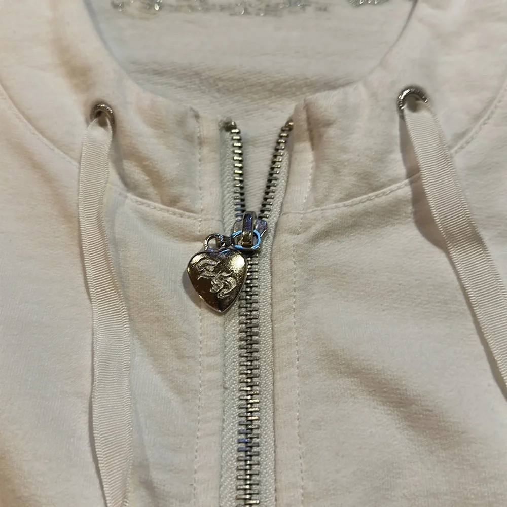 NWT. Women’s Twisted Heart zip up hoodie. Size L._4